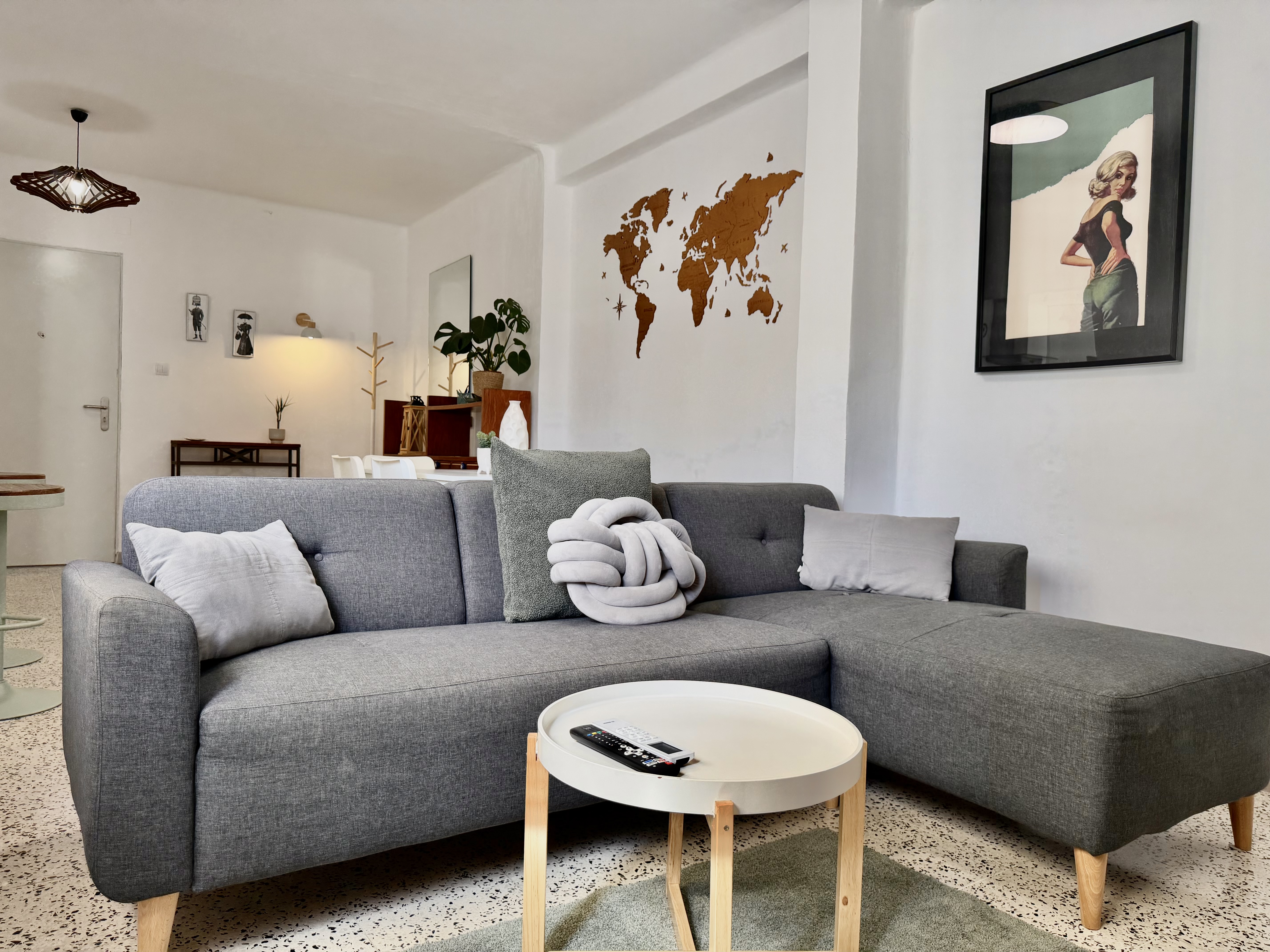 Salón de un apartamento turístico de tres dormitorios en el centro de Torremolinos, con sofá gris y mapa decorativo