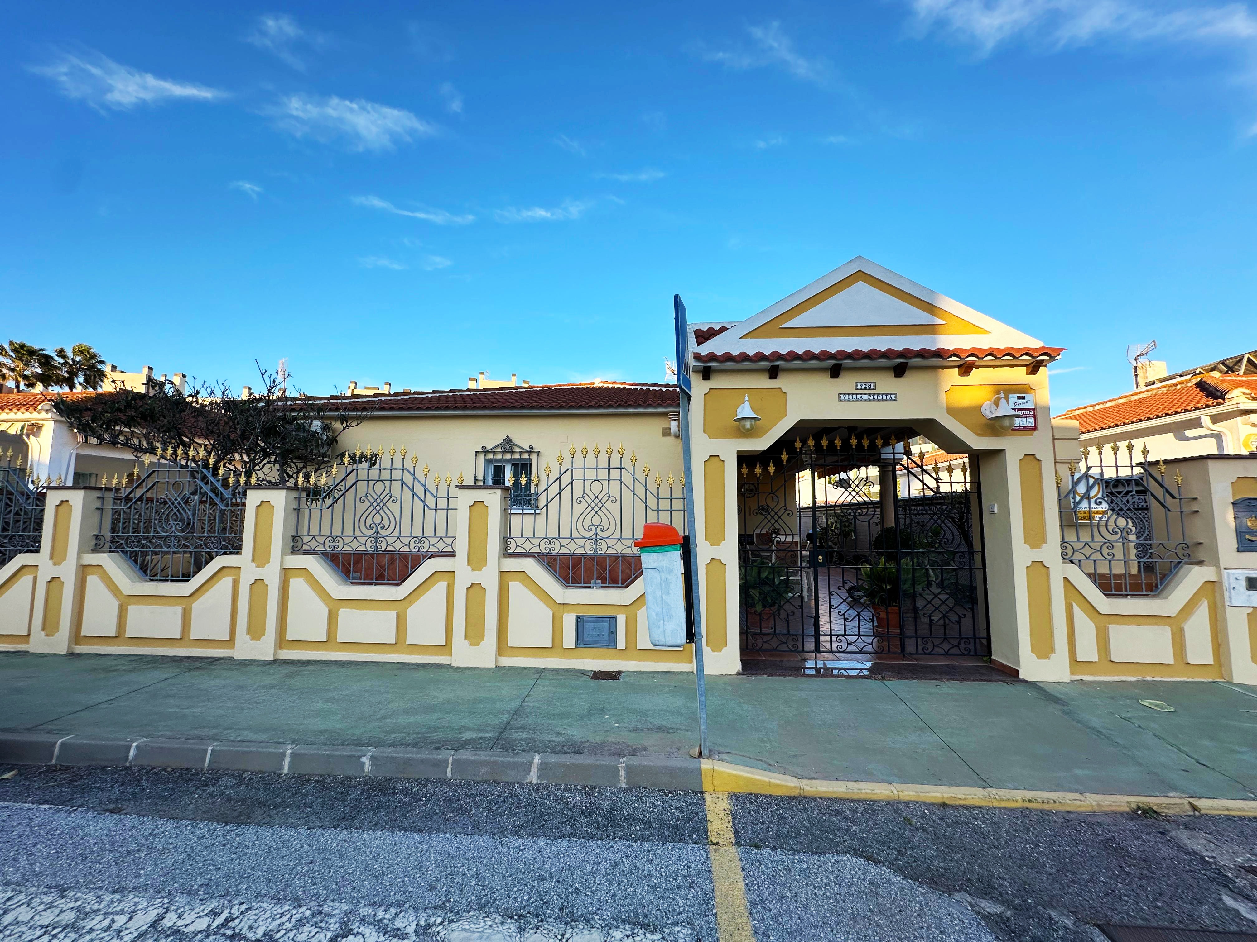Fachada de una villa turística de tres dormitorios con piscina en Torremolinos