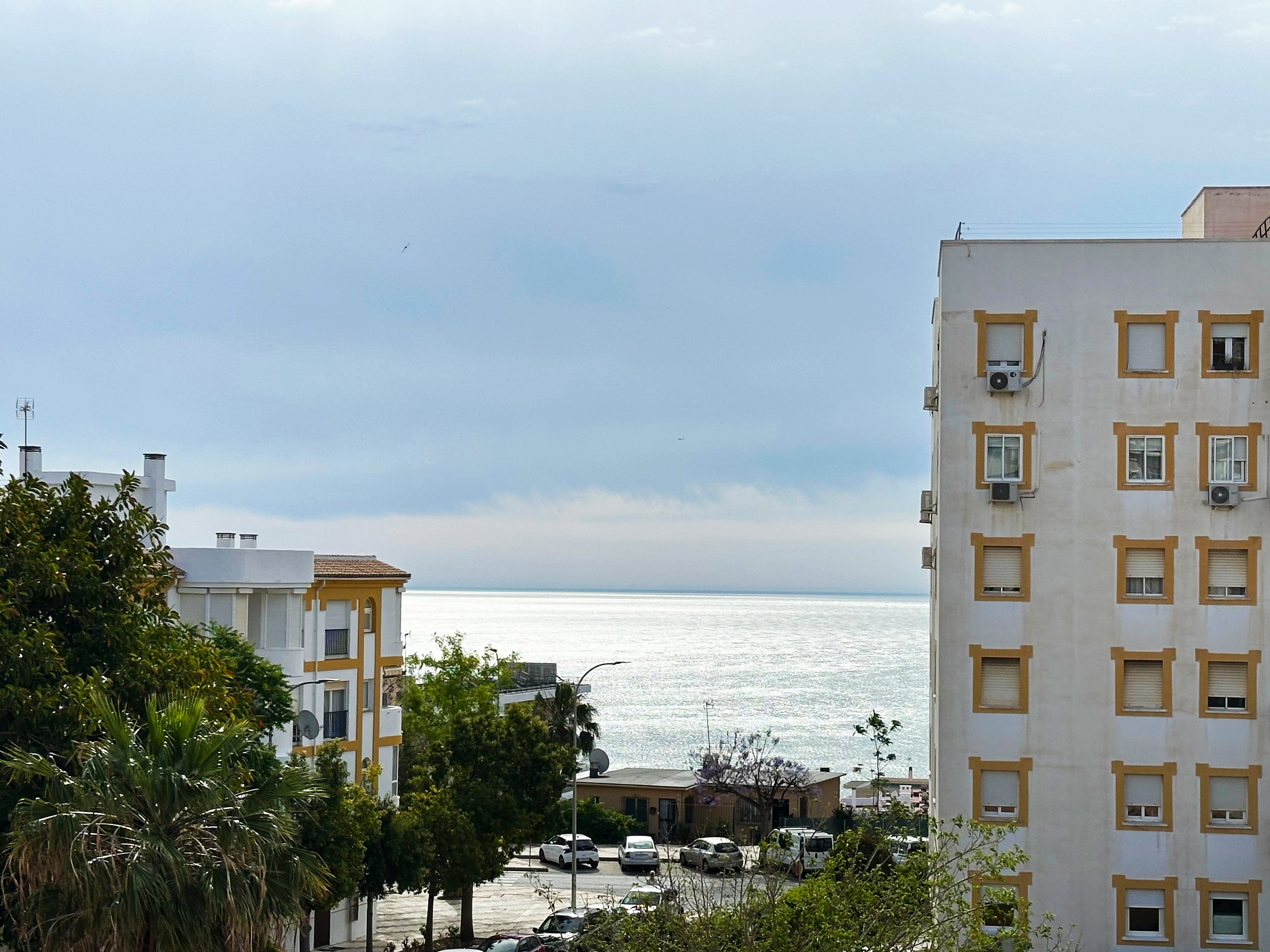 Apartamento turístico con vistas al mar en Torremolinos Vistas al mar Mediterráneo desde el balcón de un apartamento turístico en Torremolinos